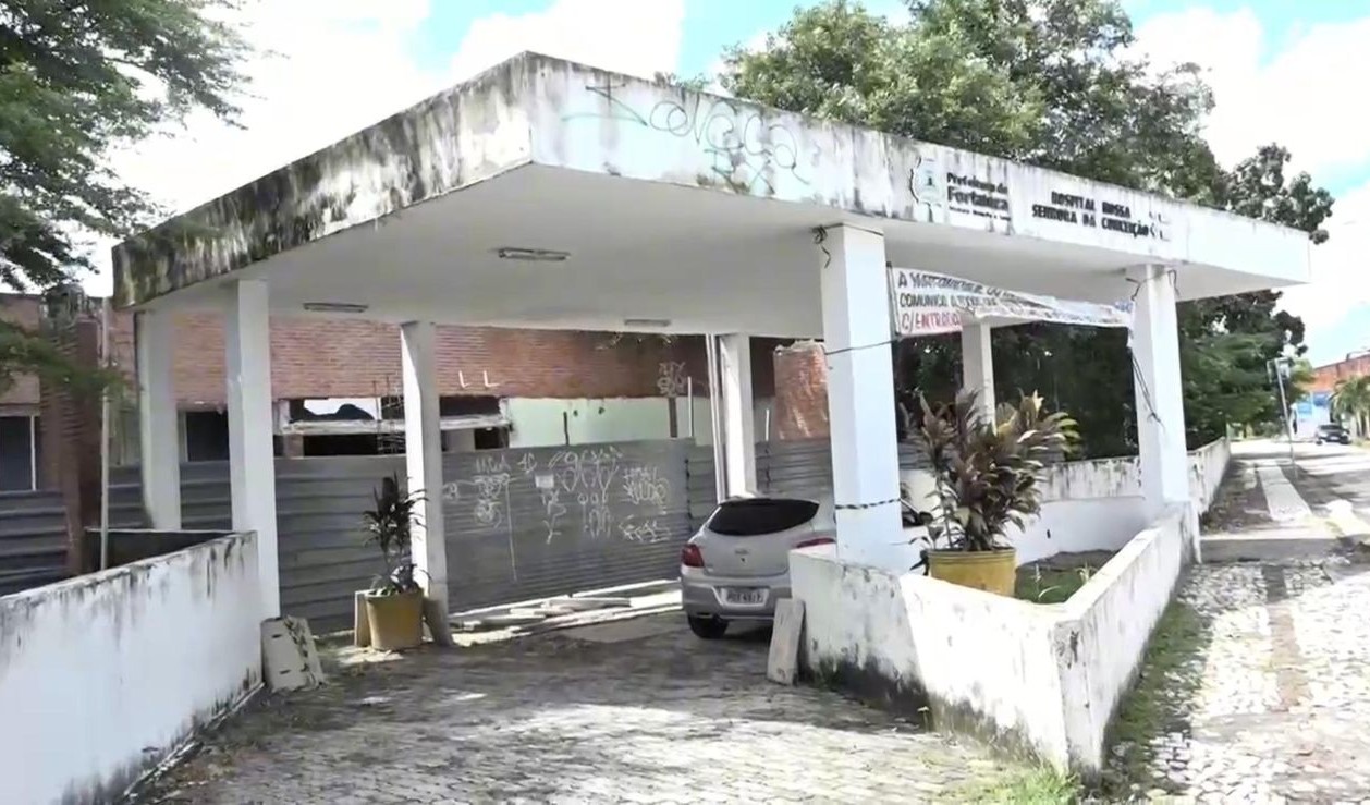 fachada do hospital que se encontra em péssima situação com pintura descascando e sujeira